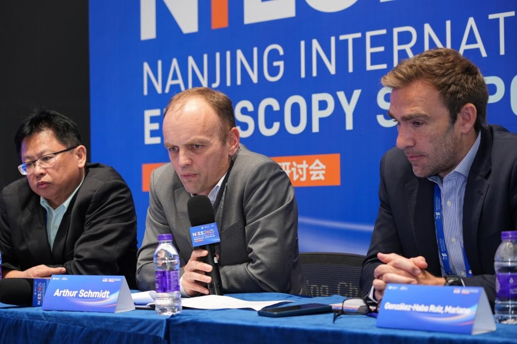 Dr. Arthur Schmidt, Robert Bosch Hospital, Germany